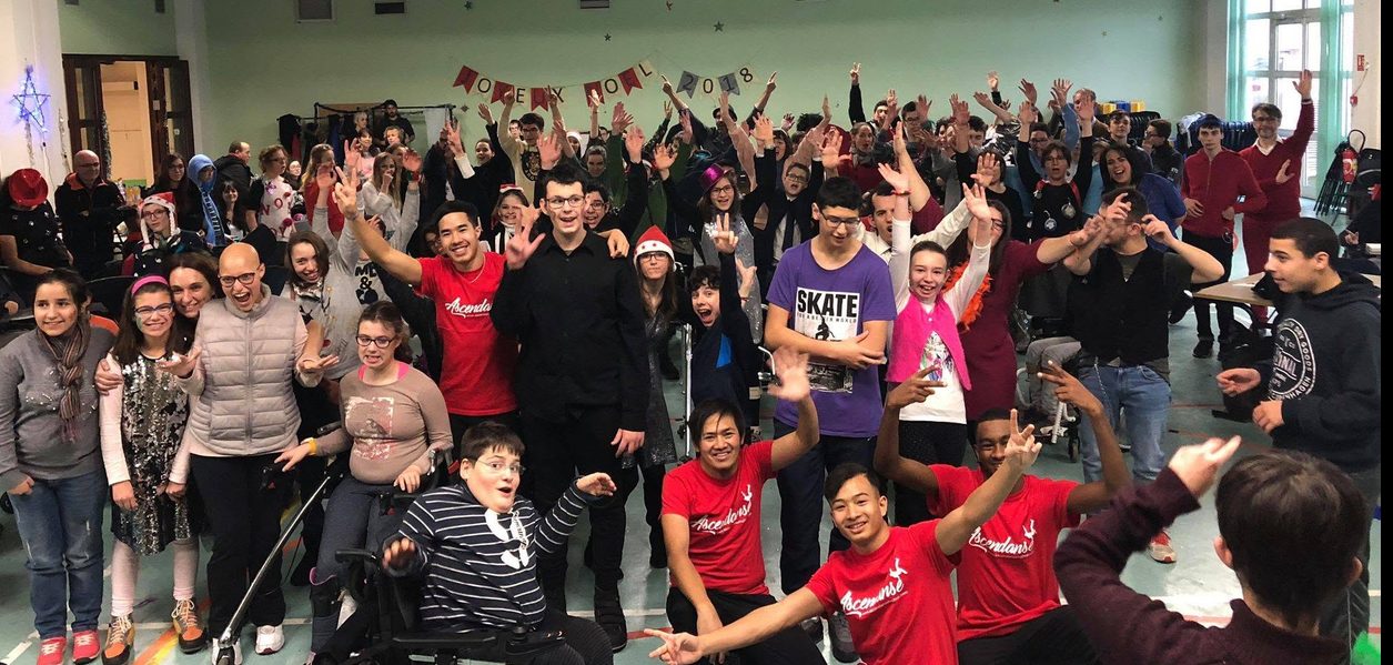 Ascendanse Crew et le public r&eacute;unis lors d&rsquo;un &eacute;v&eacute;nement de No&euml;l