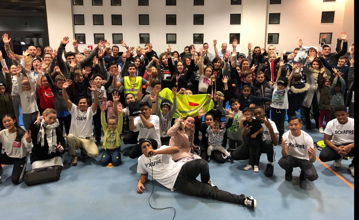 Enfants, parents et danseurs de Soul Fire r&eacute;unis apr&egrave;s une remise de m&eacute;dailles